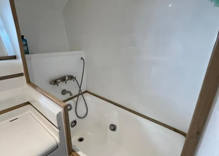 Úszó hotel Yate Stv
