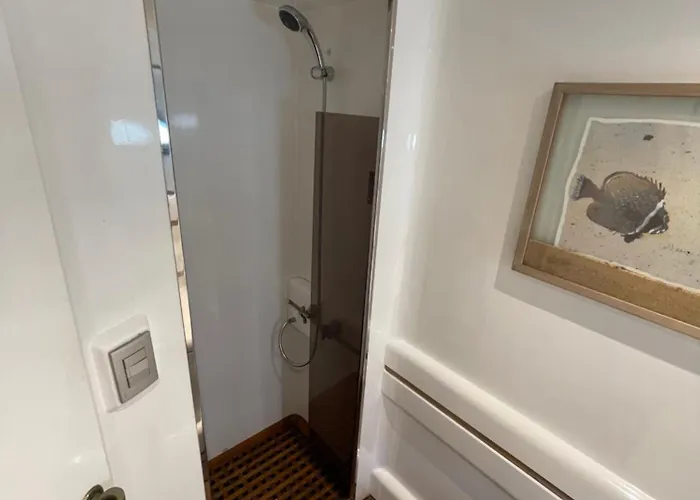 Yate Stv Hotel en barco Barcelona
