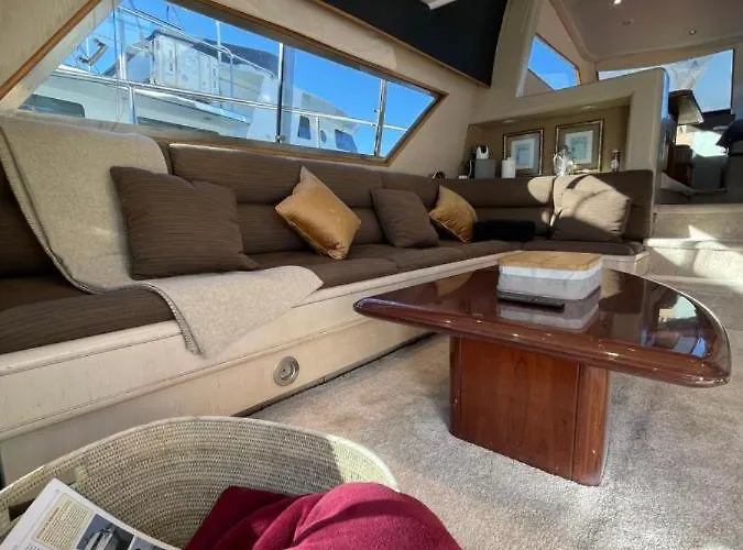 Yate Stv Hotel en barco
